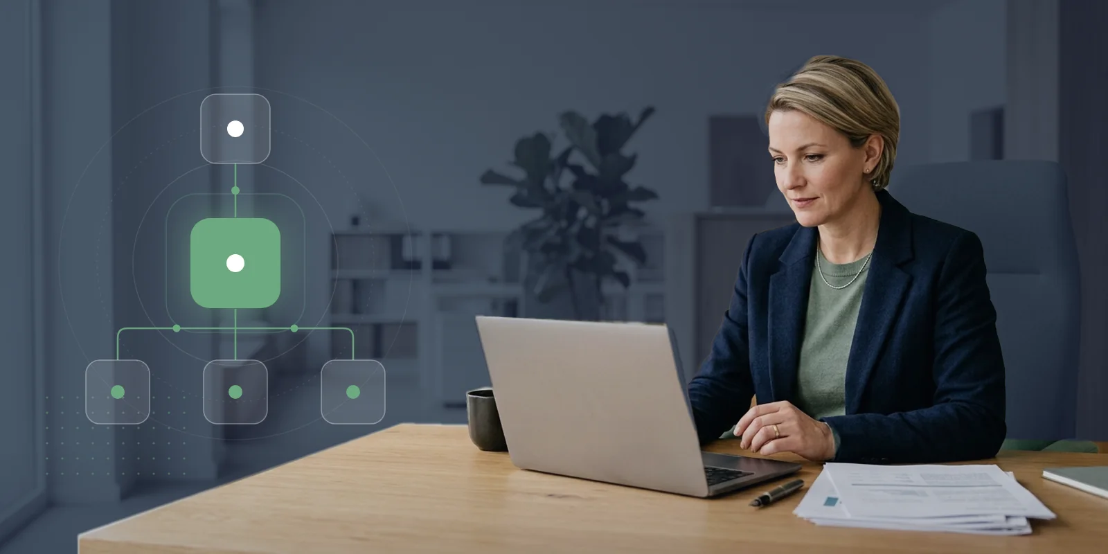 Unternehmerin am Schreibtisch mit Laptop und Unterlagen, daneben eine schematische Holdingstruktur mit Holding-GmbH und drei Tochtergesellschaften